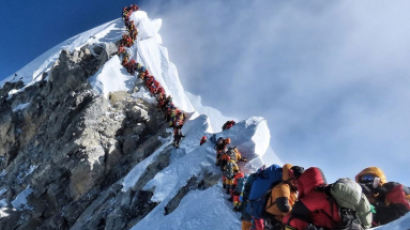 에베레스트 능선 가득한 등반객들…‘병목현상’ 겪는 세계 최고봉 