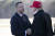 더글러스 콜린스 공화당 하원의원이 지난 6일 조지아주를 방문한 도널드 트럼프 대통령과 악수하고 있다. 콜린스 의원은 코로나19 확진자와 접촉한 뒤 트럼프 대통령과 접촉했다. [AP=연합뉴스]