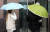 10일 신종 코로나바이러스 감염증(코로나19) 무더기 확진자가 발생한 서울 구로구 신도림동 코리아빌딩에 입주자들이 뒷문을 통해 출입하고 있다. [연합뉴스]