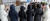 신종 코로나바이러스 감염증(코로나19) 무더기 확진자가 발생한 서울 구로구 신도림동 코리아빌딩 앞에 임시 검사소가 설치되었다. 입주자들이 코로나 19 검사를 받기 위해 줄 서 대기하고 있다. [연합뉴스]