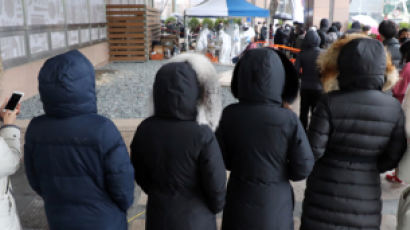 [르포]서울 최대 집단감염 발생한 콜센터 건물 초비상…검사받으려 1시간 전 긴 줄