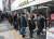 시민들이 지난 6일 오후 서울 종로구에 위치한 약국에서 마스크를 구매기 위해 줄을 서 있다. [뉴시스]