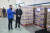 정무경 조달청장(오른쪽)이 6일 마스크 공적 물량 유통기업 지오영 인천물류센터를 방문해 마스크 유통 점검을 하고 있다. 조달청 제공