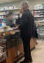 할리우드 액션스타 실베스터 스탤론이 지난 8일 라텍스 장갑을 끼고 비버리힐즈 마트에서 식료품을 구입하고 있다. [트위터 캡처] 