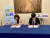 〈유엔지속개발목표(SDGs)달성을 위한 양해각서에 서명하고 있는 민현주 국회의원 예비후보(왼쪽)과 김온수 MOWA 단장(오른쪽)〉