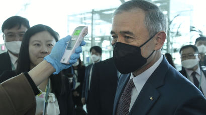 마스크 끼고 인천공항 방문한 해리스, 한국어로 "힘내세요" 