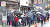 마스크 5부제 시행 이틀째인 10일 오후 서울 주택가의 한 약국 앞에서 우산을 쓴 주민이 공적 마스크를 구매하기 위해 줄을 서 있다. 연합뉴스