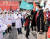 코로나19 완치 환자가 10일(현지시간) 마지막으로 페쇄된 중국 우한 우창 임시병원을 떠나며 의료진에게 거수로 인사하고 있다. [신화=연합뉴스] 