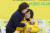 정의당 심상정 대표가 18일 오전 서울 여의도 국회에서 열린 의원총회에서 이정미 의원과 포옹하고 있다. 연합뉴스