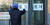 코로나 19 확진을 받은 졸업생이 다녀가며 폐쇄된 서울 경희대학교 한의대 앞에서 11일 관계자가 출입 통제를 알리고 있다.[연합뉴스]