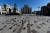 이탈리아 밀라노의 랜드마크인 두오모 대성당 광장에 인적인 끊긴 채 11일 비둘기떼만 먹이를 찾고 있다. 로이터=연합뉴스