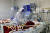이란 의료진이 지난 1일 테헤란의 한 병원에서 신종 코로나에 감염된 환자를 치료하고 있다. [AFP=연합뉴스] 