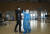 중국 코로나19 완치 환자가 10일(현지시간) 폐쇄된 우한의 우창 임시병원을 떠나며 의료진과 함께 춤을 추고 있다. [신화=연합뉴스]