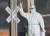 중국 의료진이 10일(현지시간) 우한의 장샤 임시병원 문을 폐쇄한 뒤 손가락으로 'V'자를 만들어보이고 있다. [신화=연합뉴스]