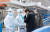  중국 의료진과 코로나19 완치 환자가 10일(현지시간) 폐쇄된 우한의 우창 임시병원 앞에서 이야기를 나누고 있다. [EPA=연합뉴스]