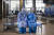 중국 의료진이 10일(현지시간) 폐쇄된 우한의 우창 임시병원에서 서로를 의지한 채 휴식을 취하고 있다. [신화=연합뉴스]