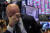13일(현지시간) 미국 뉴욕증권거래소(NYSE). 한 트레이더가 손으로 얼굴을 가리고 있다. 연합뉴스