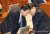 금태섭 더불어민주당 의원(왼쪽)과 김병기 의원이 20일 오전 서울 여의도 국회에서 열린 교섭단체 대표연설에서 대화를 나누고 있다. [연합뉴스]