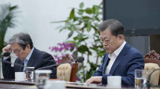文 "전례없는 비상 경제시국"···한은 총재까지 靑회의 불렀다