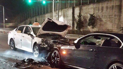음주 운전 BMW, 중앙선 넘어 택시 정면 충돌…택시기사 사망