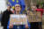 지난 1월 31일 런던의 한 시민이 ’누구도 나를 EU에서 끌어낼 수 없다“고 적힌 피켓을 들고 브렉시트 반대 시위를 벌이고 있다. [EPA=연합뉴스]