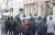 공적마스크 5부제 5일째인 13일 오전 서울 시내의 한 약국 앞에 마스크를 구매하기 위해 시민들이 줄을 서 있다. [연합뉴스]