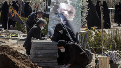 이란 사망자수 의혹 풀리나···위성이 찾은 수상한 묘지 도랑