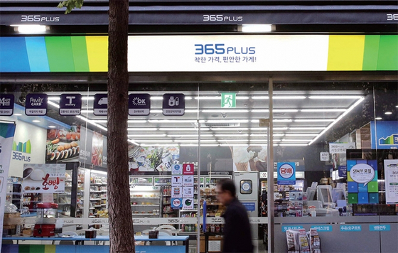 ‘착한 가격, 편안한 가게!’ 슬로건을 내건 홈플러스의 편의점 브랜드 '365플러스' 서울 테헤란로점. 직영점으로 운영하던 이 매장은 2017년까지 운영하고 문을 닫았다.