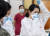 국군간호사관학교 신임 장교들이 지난 2일 대전광역시 국군간호사관학교에서 대구 국군병원으로 파견을 가기 전 신종 코로나바이러스 감염증(코로나19) 관련한 방호복 착용 교육을 받고 있다. 뉴시스