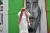 마스크를 쓴 한 사우디 남성이 지난 15일 수도 리야드의 타흘리아 거리를 걷고 있다. 그의 뒤로 살만 빈 압둘 아지즈 국왕의 얼굴이 벽면에 그려져 있다. ［AFP=연합뉴스］
