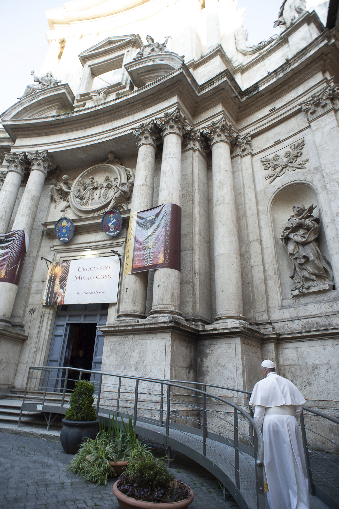 프란치스코 교황이 15일 로마 시내에 있는 산타 마르첼로 알 코로소 성당으로 향하고 있다. 산타 마르첼로 알 코로소 성당에는 1522년 페스트가 로마를 강타했을 당시 신자들이 기도를 올린 십자가가 그대로 보관돼 있다. AP=연합뉴스