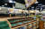 미국 캘리포니아주의 한 대형마트 신선식품 판매대가 14일(현지시간) 코로나19 확산에 공포를 느낀 쇼핑객들이 싹쓸이 쇼핑을 하면서 텅 비었다. [AP=연합뉴스]