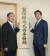 2018년 8월 1일 '왕위계승식전 사무국'현판식에 나란히 참석한 아베 신조 일본 총리(오른쪽)와 스가 요시히데 관방장관(왼쪽).[지지통신 제공]