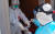  5일 오전 대구 영남대병원 드라이브 스루 선별진료소에서 간호사들이 검사 대상자들을 상대로 채취한 검체를 밀봉하고 있다. 연합뉴스