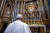 15일 산타 마리아 마조레 성당에서 기도하고 있는 프란치스코 교황. AFP=연합뉴스