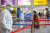 지난 15일 이란 나자프 공항에서 의료진이 공항 이용객을 대상으로 발열 검사를 하고 있다. ［로이터=연합뉴스］ 