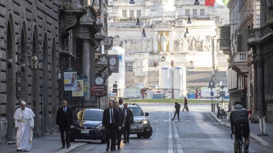 [서소문사진관]텅 빈 로마 거리 걷는 프란치스코 교황, 성당서 코로나19 종식과 환자들 위해 기도