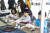 순천대가 지난해 10월 개최한 '에코생태 문화체험 박람회'에 참가한 어린이들이 체험부스에서 꽃을 천연색소로 활용해 바람떡을 만들고 있다. [사진 순천대]