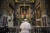 프란치스코 교황이 15일 산타 마르첼로 알 코로소 성당에서 기도하고 있다. AP=연합뉴스