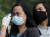 필리핀 북부 루손 섬에 봉쇄령이 내려져 17일부터 외출이 사실상 금지됐다. 경찰이 마스크를 쓴 한 시민의 열을 체크하고 있다. [EPA=연합뉴스]