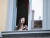 밀라노에서 창문 열고 노래부르는 한 여성. [AP]