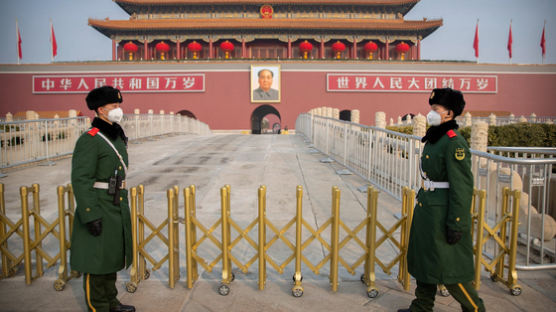 중국의 보복, NYT 등 美언론사 3곳 기자 추방···언론전쟁 돌입