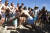 봄방학을 맞아 미국 플로리다 폼파노 해변을 찾은 학생들이 17일(현지시간) 씨름을 하고 있다. [AP=연합뉴스]