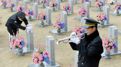 [서소문사진관]천안함 46용사 묘역에 울려퍼진 진혼곡