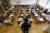 지난 16일 휴교를 마친 일본 시즈오카현 아오이초등학교 교실에서 학생들이 마스크를 착용하고 앉아 있다. [연합뉴스]