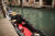 지난달 29일 촬영된 이탈리아 베네치아 운하 모습이다. 운하의 바닥은 보이지 않는다. 물 위에 뜬 채 손님을 기다리고 있는 곤돌라의 모습. [AP=연합뉴스] 