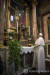 프란치스코 교황이 15일(현지시간) 이탈리아 로마 시내의 산타 마르첼로 알 코르소 성당을 찾아 기적의 십자가 앞에서 신종 코로나바이러스 감염증(코로나19)의 종식을 기도하고 있다. AP=연합뉴스