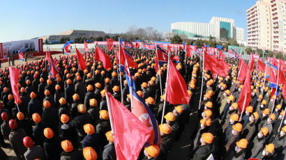 [서소문사진관] 북한은 코로나19 끄떡없나? 평양종합병원 착공식에 수천 명 근로자 모여 