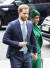 바람에 날린 해리 왕자의 재킷 자락에서 메건의 드레스와 같은 색의 안감이 보인다. 사진 AP=연합뉴스