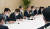 문재인 대통령이 18일 청와대에서 열린 코로나19 대응 논의를 위한 경제주체 원탁회의에서 발언하고 있다. [청와대사진기자단]